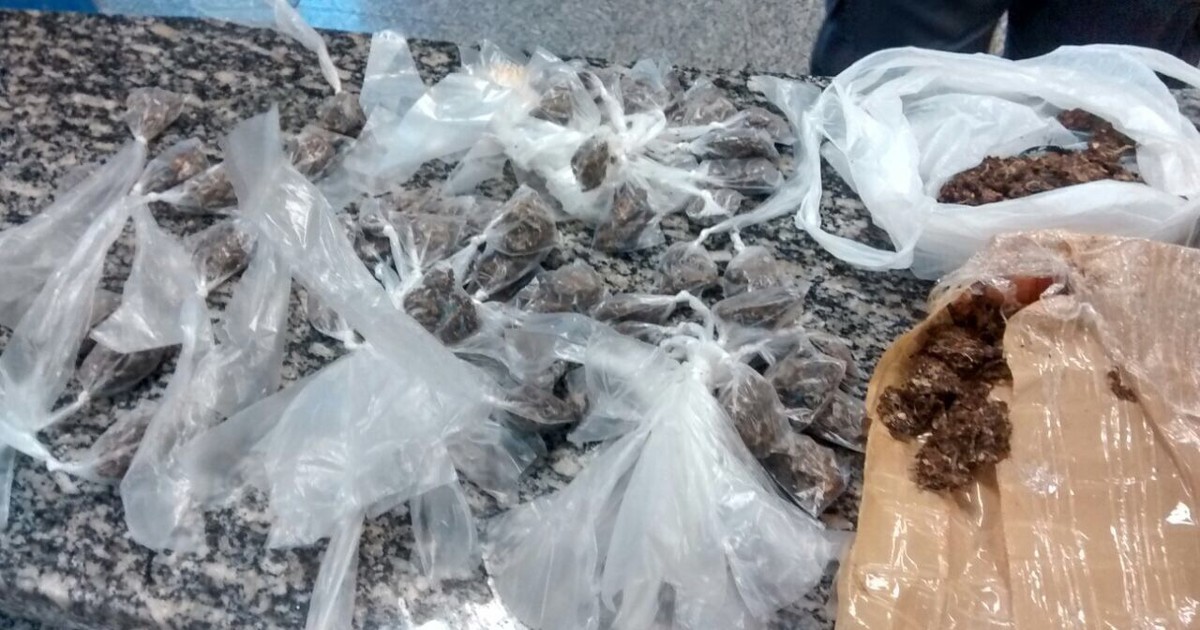 Dupla é flagrada com quase 1 kg de maconha em Barra do Piraí, RJ - Globo.com