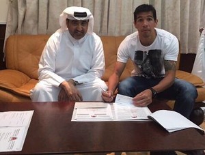 Cáceres assina contrato com o Al Rayyan (Foto: Reprodução)
