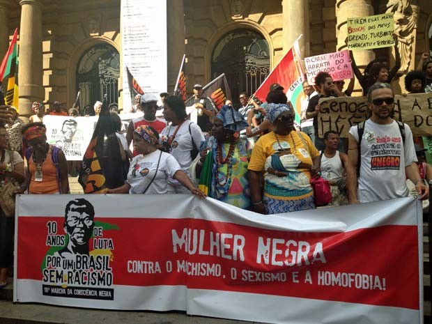 Grupo exibe faixa em ato no Centro de São Paulo (Foto: Lais Cattassini/G1)