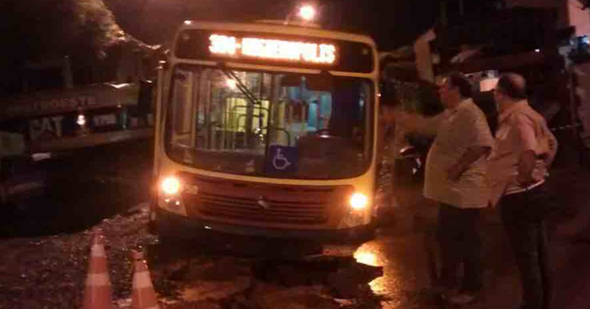 G1 Ônibus fica atolado em buraco aberto no meio da rua em Rio Preto