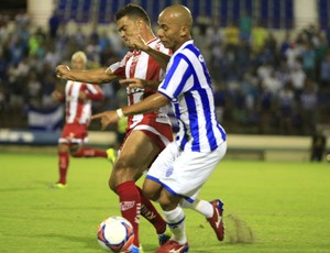 Disputa de bola entre Glaydson e Paulinho (Foto: Ailton Cruz/Gazeta de Alagoas)