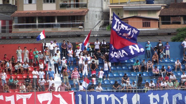 Torcida do Friburguense apoia a equipe no Carioca 2013 (Foto: Márvio Nova)