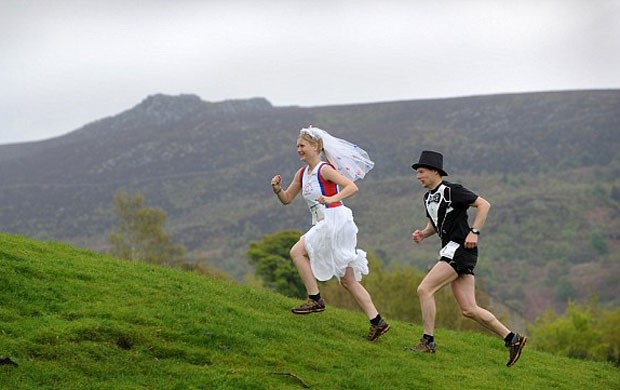 Noiva em fuga casamento Eu Atleta (Foto: Agência Ross Parry)
