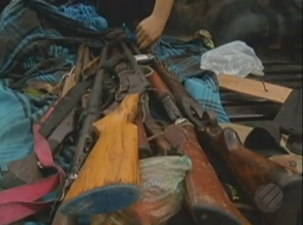 Polícia apreendeu 11 armas de fogo, que estariam em posse das vítimas da chacina em Pau D'arco (Foto: Reprodução/TV Liberal)