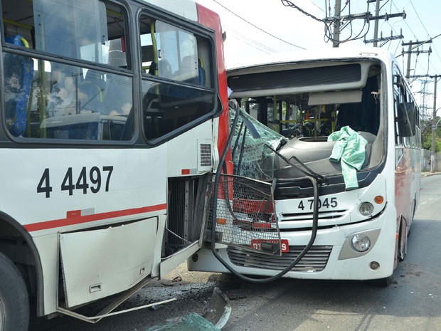 Acidente envolvendo dois ônibus e um carro deixa feridos na Avenida Jacu Pêssego, em Itaquera (Foto: Gero/Futura Press/Estadão Conteúdo)