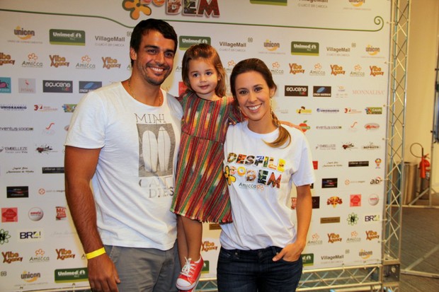 Dani Monteiro com o marido, Felipe Uchôa, e a filha, Maria (Foto: Cleomir Tavares / Divulgação)