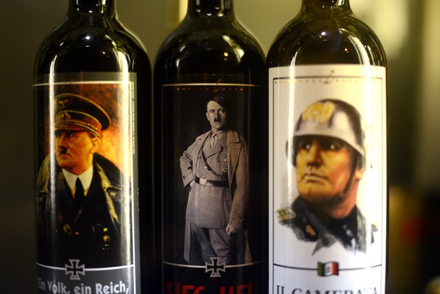 Vinhos com imagens de ditadores são vistos em loja em Roma, na Itália (Foto: Gabriel Bouys/AFP) Vinhos com imagens de ditadores são vistos em loja em Roma, na Itália (Foto: Gabriel Bouys/AFP)