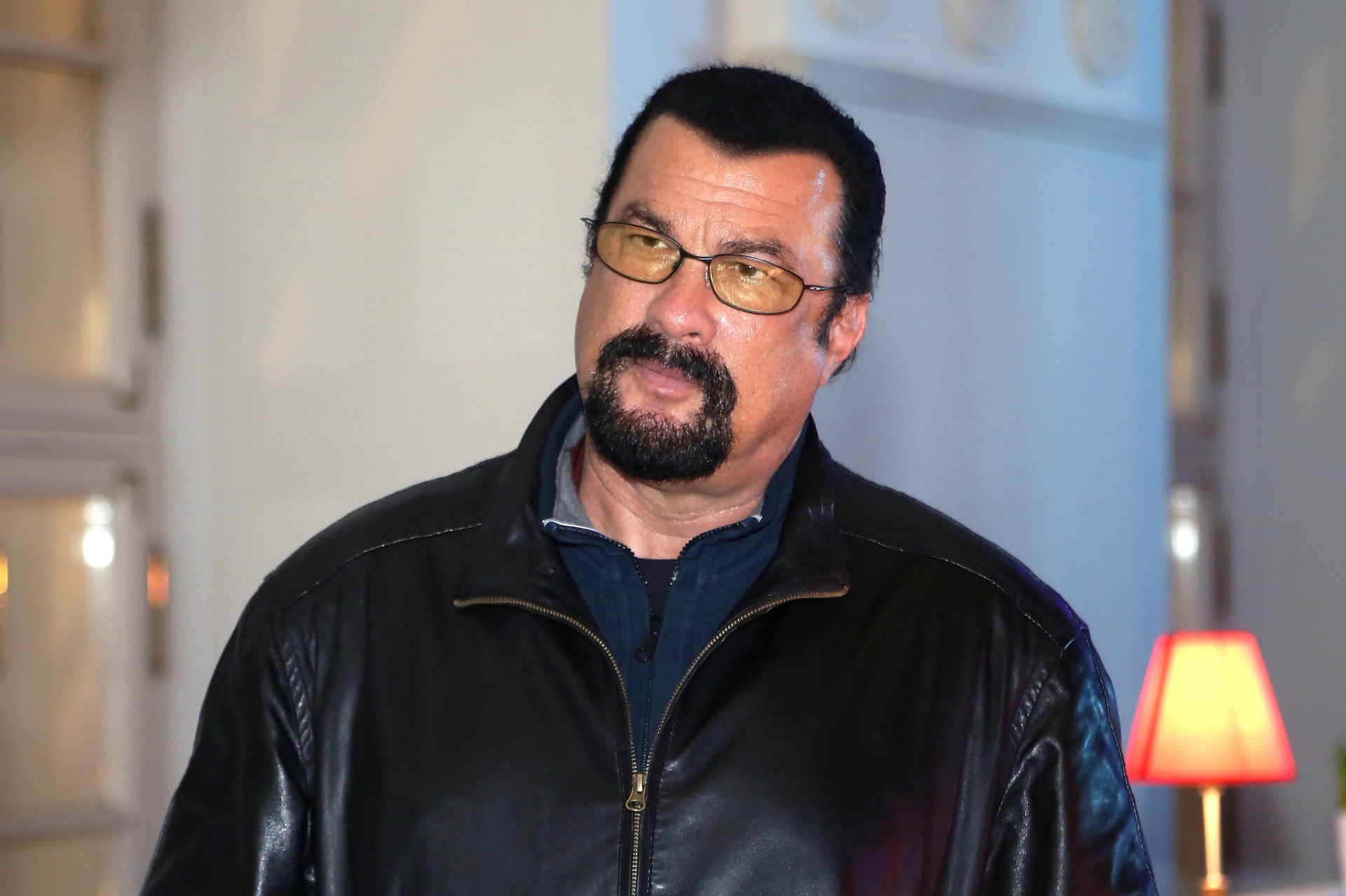 Chegaram a fazer um reality show sobre a vida do astro da ação Steven Seagal como policial, mas o ator de 61 anos já estava nesse ofício havia duas décadas. (Foto: Getty Images)