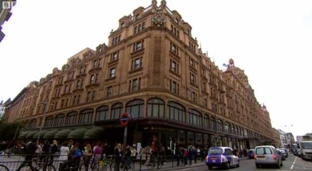 Imóvel é localizado no bairro de Knightsbridge, em frente à famosa loja de departamentos Harrods (Foto: BBC)