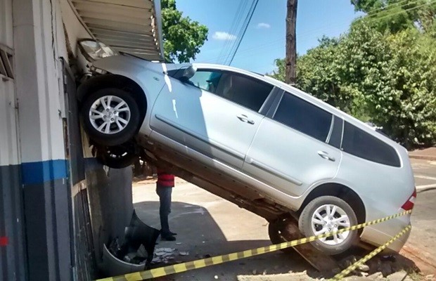 Veículo ficou com as rodas dianteiras suspensas após acidente (Foto: Matheus Ribeiro/TV Anhanguera)
