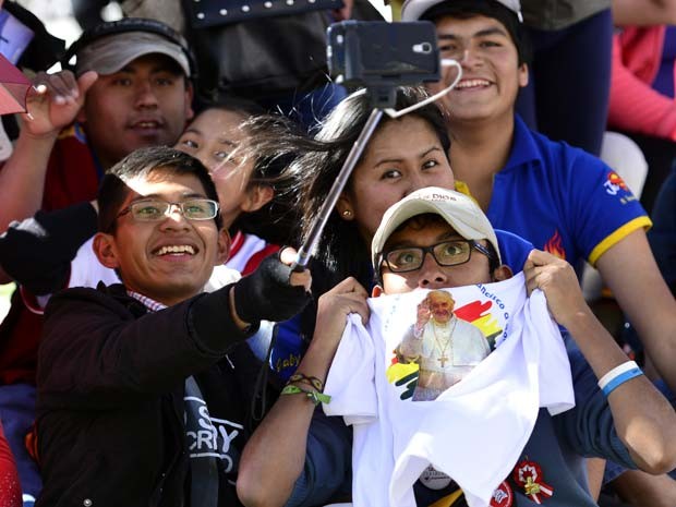 Bolivianos tiram selfie ao esperar pelo Papa Francisco na Plaza Murillo em La Paz (Foto: AP Photo/Freddy Barragan)
