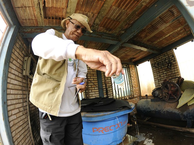 Vigilante de prevenção de endemias faz vistoria contra a dengue em casa no Gama, no Distrito federal (Foto: Secretaria de Saúde do DF/ Divulgação)