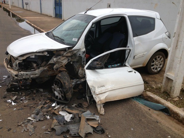 O acidente envolvendo dois carros ocorreu por volta das 8h30 na Avenida Farquar em Porto Velho. De acordo com testemunhas, um dos veículos avançou a pista contrária. Um dos motoristas foi levado ao Pronto-Socorro João Paulo II (Foto: Larissa Matarésio/G1)