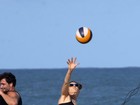 De barriga de fora, Fernanda Lima joga vôlei em praia do Rio