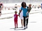 Glória Maria passeia com as filhas na orla do Rio