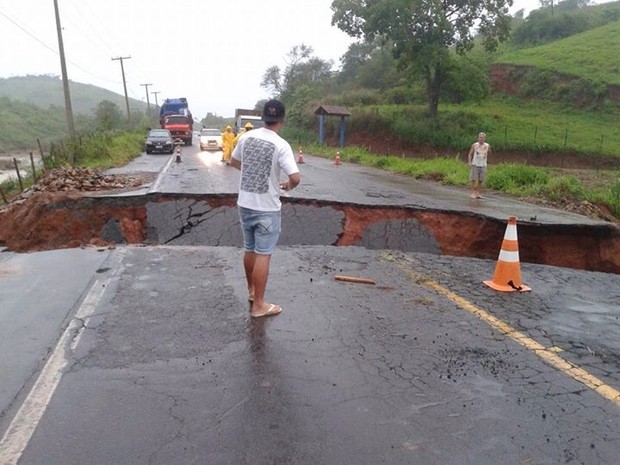 Cratera interrompeu tráfego na RJ-186 e trânsito foi desviado pela cidade de Itaocara (Foto: Divulgação/Jornal Dois Estados)