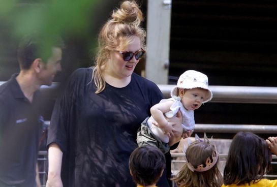 Adele com o filho (Foto: PacificCoastNews/Honopix)