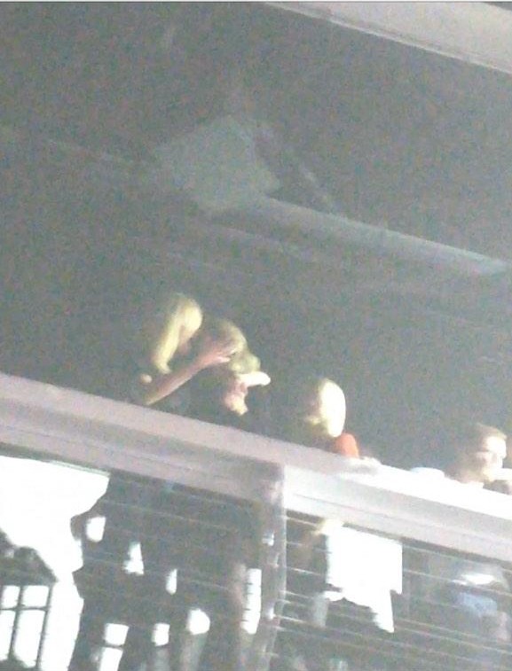 Taylor Swift e Martha Hunt (Foto: Reprodução/ Twitter)