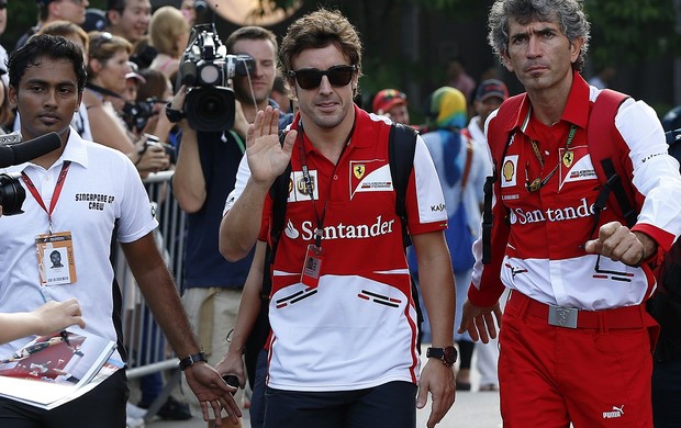 Fernando Alonso no paddock de Cingapura (Foto: AP)