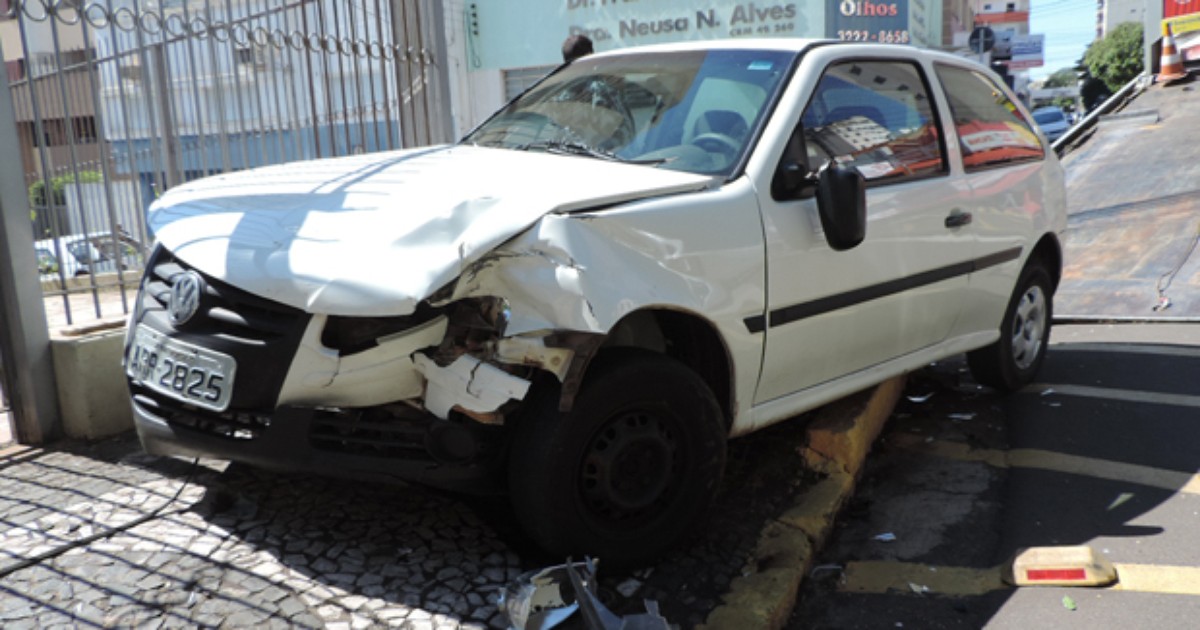 Motorista desrespeita placa de 'pare' e provoca acidente no Centro - Globo.com
