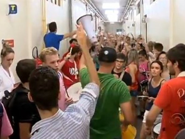 Estudantes caminharam pelos corredores das universidades durante o período de aulas (Foto: Reprodução/RBS TV)