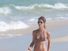 Fernanda de Freitas exibe boa forma em partida de frescobol na praia
