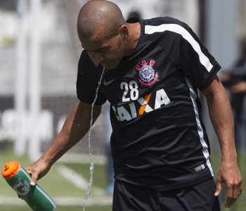 Com Timão na Argentina, Sheik chega cedo para treinar com garotos no CT