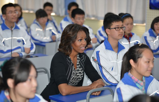 A primeira-dama dos EUA, Michelle Obama, visitou uma escola de Chengdu, na China, nesta terça-feira (25) (Foto: Peter Parks/AFP)