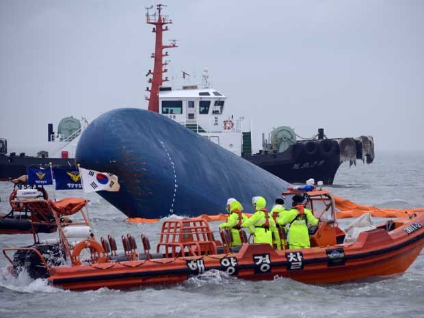 Equipes de resgate procuram por sobreviventes após naufrágio na Coreia do Sul. (Foto: Ed Jones / AFP Photo)