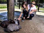 Em clima de Páscoa, Debby Lagranha leva filha para conhecer coelhinhos e se diverte