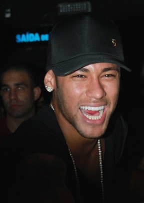 Neymar se diverte em noitada (Foto: Amauri Nehn / BrazilNews)