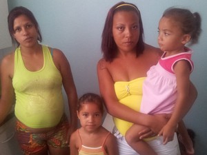Jéssica Menezes de Lima e Fernanda Barbosa com filhas em antigo posto de saúde - Piracicaba (Foto: Thomaz Fernandes/G1)