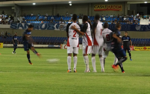 Rhenan entrou ainda no primeiro tempo e marcou para o CSA de falta (Foto: Caio Lorena / Globoesporte.com)