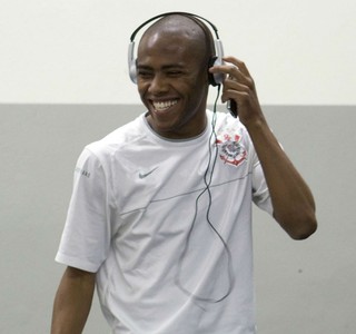 Elias se apresenta nesta quarta-feira para exames médicos no Corinthians