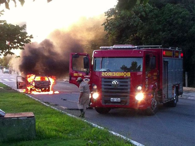 Carro ficou completamente destruído após incêndio (Foto: Jean Girlene Oliveira/G1)