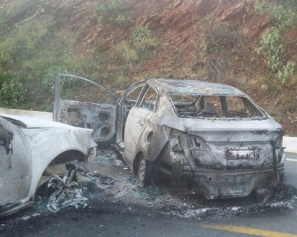 Durante a fuga, assaltantes atearam fogo em dois carros. (Foto: Carlos Oliveira)