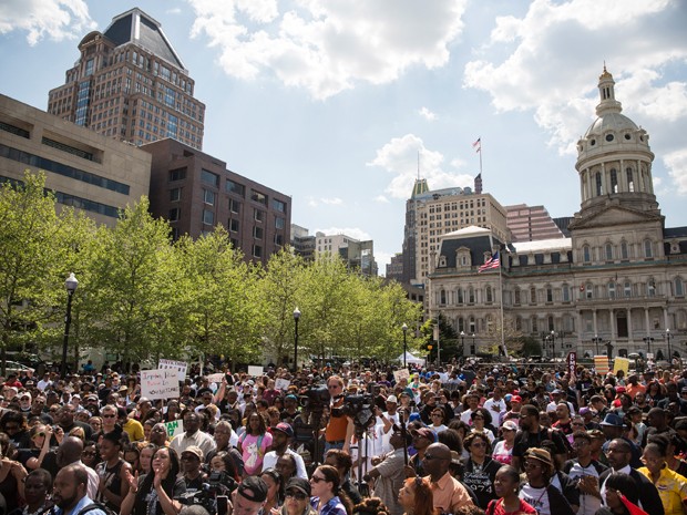 Centenas de pessoas participam de evento organizado por líderes religiosos perto da prefeitura de Baltimore no domingo (3) (Foto: Andrew Burton/Getty Images/AFP)