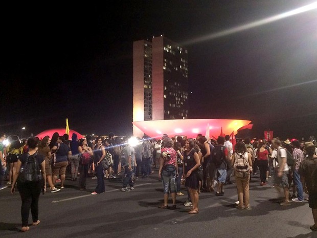 Manifestantes contra a PEC 241 se concentram em frente ao Congresso Nacional, em Brasília (Foto: Mateus Vidigal/G1) Manifestantes contra a PEC 241 se concentram em frente ao Congresso Nacional, em Brasília (Foto: Mateus Vidigal/G1)
