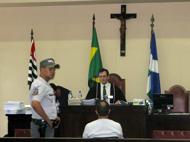 Ivan Rodrigues da Silva, conhecido como 'Monstro', é interrogado durante julgamento (Foto: Márcio Pinho/G1)
