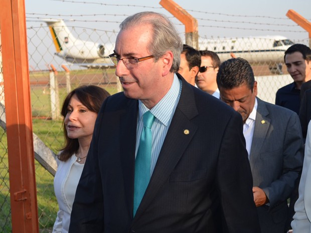 Eduardo Cunha (PMDB-RJ) chega a Ribeirão Preto (SP) acompanhado de comitiva de deputados (Foto: Felipe Turione/G1)