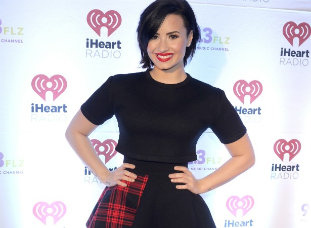 Depois de ser chamada de gorda por usuários do Twitter, em 2011, Demi Lovato retrucou, por meio da mesma rede social: "Sou saudável e feliz. Se você sente ódio pelo meu peso, você obviamente não é". (Foto: Getty Images)