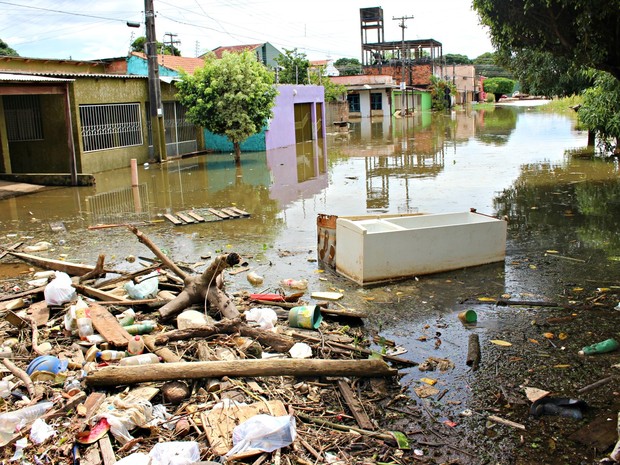 Moradores da rua Raimundo Cantuária reclamam do lixo que não está sendo coletado pela Semusb. (Foto: Suzi Rocha/G1)