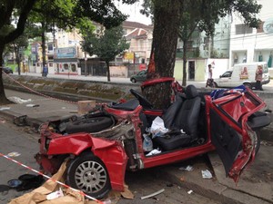 Carro ficou destruído após acidente (Foto: Mayara Rached/TV Tribuna)