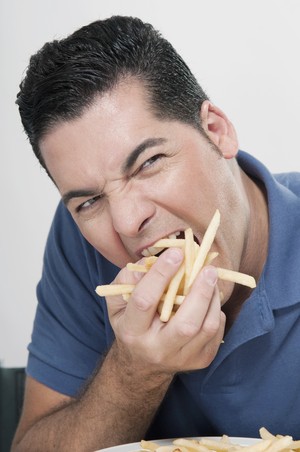 Comendo batata frita colesterol alto euatleta (Foto: Getty Images)