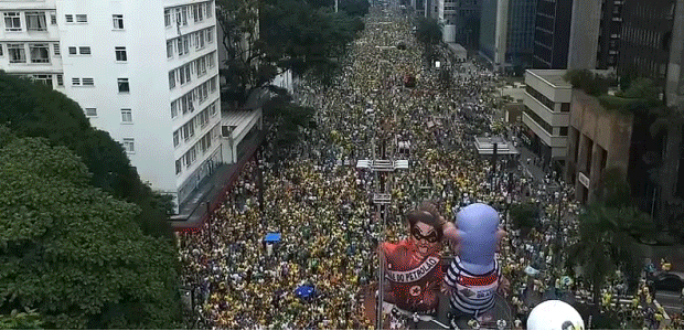Imagens feitas por drone mostram o protesto na Avenida Paulista (Foto: Rogério Cassimiro/ÉPOCA)