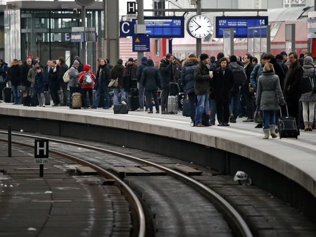 Passageiros esperam em uma plataforma durante uma greve de advertência de funcionários da ferroviária da Alemanha nesta segunda (18) (Foto: REUTERS / Fabrizio Bensch)