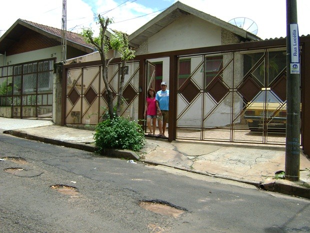 Na rua em frente à casa do casal tem muitos buracos (Foto: Alan Schneider / G1 Bauru e Marília) Na rua em frente à casa do casal tem muitos buracos (Foto: Alan Schneider / G1 Bauru e Marília)
