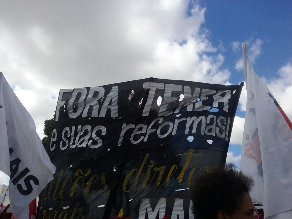 Faixa de manifestantes pedindo 