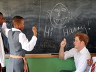 Príncipe Harry faz a alegria de crianças surdas em instituto na África