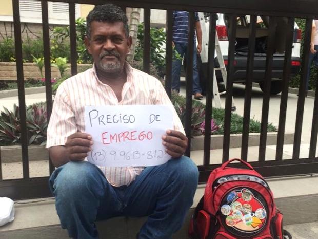 Mauro ganhou um celular e agora quer um emprego (Foto: Carla Martuscelli/Arquivo Pessoal)